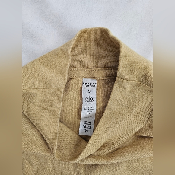 Alo Women's Cropped Top Shirt - Picture 2 of 9